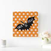 ハロウィーントリックまたはオレンジの水玉模様を扱う スクエア壁時計 (ホーム)