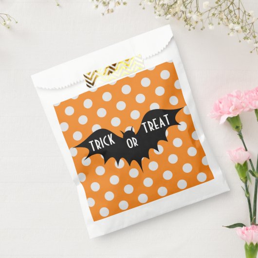 ハロウィーントリックまたはオレンジの水玉模様を扱う フェイバーバッグ (封をした状態)