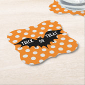 ハロウィーントリックまたはオレンジの水玉模様を扱う ペーパーコースター (アングル)