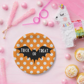 ハロウィーントリックまたはオレンジの水玉模様を扱う ペーパープレート (パーティー)