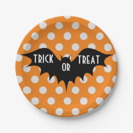 ハロウィーントリックまたはオレンジの水玉模様を扱う ペーパープレート