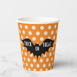 ハロウィーントリックまたはオレンジの水玉模様を扱う 紙コップ