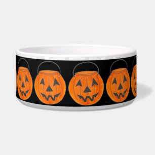 ハロウィーントリックまたはオレンジカボチャの彫刻を扱う ボウル