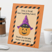 ハロウィーントリックまたはカボチャ黒猫キャンディを治療 台座サイン (インサイチュ)