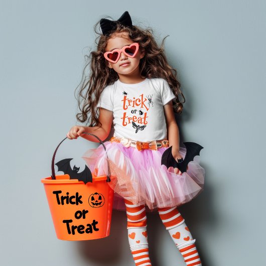 ハロウィーントリックまたは不気味なバグの治療 Tシャツ