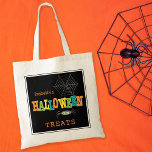 ハロウィーントリートブライトカラー トートバッグ<br><div class="desc">この可愛くてカラフルハロウィーンのトリートメントバッグは、任意の子供の行くトリックや治療に最適である。デザインは鮮やかな色の文字「ハロウィーントリート」を備え、おもしろいスパイダーとくもの巣がアクセントになっている。子の名前でパーソナライズ。</div>