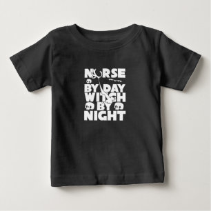 ハロウィーンナースバイデイウィッチバイナイトズ ベビーTシャツ