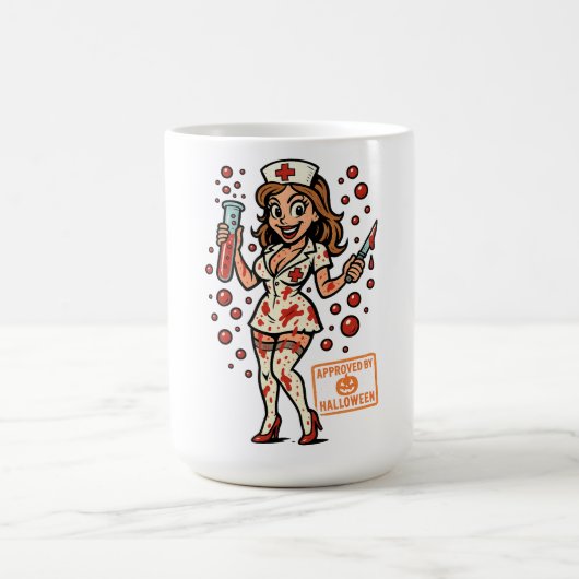 ハロウィーンピンアップナース – 不気味なかわいい漫画 コーヒーマグカップ (中央)