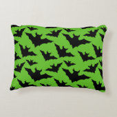 ハロウィーンブラックこうもりのクール緑の不気味なパターン アクセントクッション (裏面)