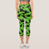 ハロウィーンブラックこうもりのクール緑の不気味なパターン カプリレギンス (裏面)