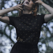 ハロウィーンブータイポグラフィブラック金ゴールド Tシャツ