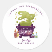 ハロウィーンベビーがコールドロンの赤ちゃんシャワーを醸造している ラウンドシール (正面)