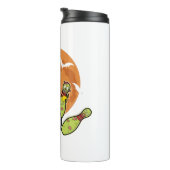 ハロウィーンボーリングゾンビピンこうもりボウリングをする人、 クリケットの投手ギフト タンブラー (回転右)