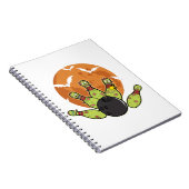 ハロウィーンボーリングゾンビピンこうもりボウリングをする人、 クリケットの投手ギフト ノートブック (右側)