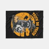 ハロウィーンラクーントリックまたはゴミレトロアライグマVi フリースブランケット (正面(横))