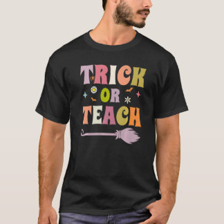 ハロウィーン先生レトロ怖いトリックまたは教えコスト Tシャツ