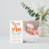 ハロウィーン写真の赤ちゃん女の子をスプックするには可愛すぎる 案内ポストカード (スタンド正面)