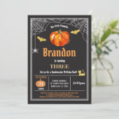 ハロウィーン子供の誕生日の招待。黒と金ゴールド 招待状 (スタンド正面)