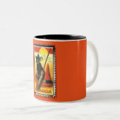 ハロウィーン子猫座っているウィッチハット ツートーンマグカップ (正面右)