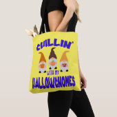 ハロウィーン格言のトリックまたは治療で冷やす トートバッグ (クローズアップ)