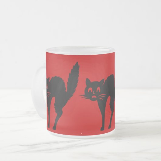 ハロウィーン用にアーチ型の背中を持つ不気味な黒猫 フロストグラスマグカップ (正面左)