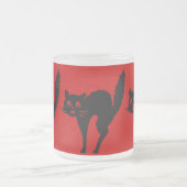 ハロウィーン用にアーチ型の背中を持つ不気味な黒猫 フロストグラスマグカップ (中央)