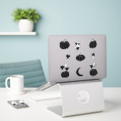 ハロウィーン用ブラックパンプキン シール (デスク上のノートパソコン)