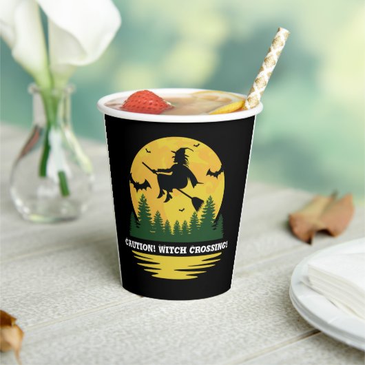 ハロウィーン警告ウィッチブロムスティックを飛んでいる横切る 紙コップ (インサイチュ)