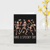 ハロウィーン踊りスケルトン不気味は日おもしろいを持つ カード (黄色い花)