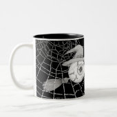 ハロウィーン魔女ほうき、怖い眼球、クモの巣 ツートーンマグカップ (左)