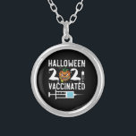 ハロウィーン2021予防接種おもしろい衣装 シルバープレートネックレス<br><div class="desc">ハロウィーン2021予防接種おもしろいコスチューム予防接種，ワクチン，ハロウィーン，2021，ギフト，アイディア，怖い，カボチャ，誕生日，ハロウィーントリックまたは治療，不気味，ホラー，ゾンビ，黒，幽霊，トリックまたは治療，魔女，スカル，ユーモア，ヴィンテージ，レトロ，ギフト</div>
