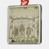 ハロルドは王冠を提供され、 メタルオーナメント (左)