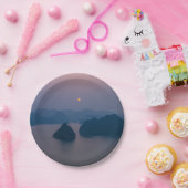 ハロン湾に沈む夕日 – ベトナム、アジア ペーパープレート (パーティー)