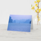 ハロン湾の小さな漁船 - ベトナム、アジア カード (黄色い花)