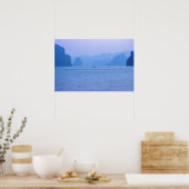 ハロン湾の小さな魚釣りボート – ベトナム,アジア ポスター (キッチン)