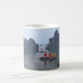 ハロン湾の帆船 – ベトナム,アジア コーヒーマグカップ (中央)