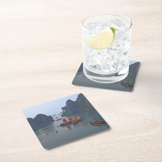 ハロン湾の帆船 – ベトナム，アジア スクエアペーパーコースター (インサイチュ)