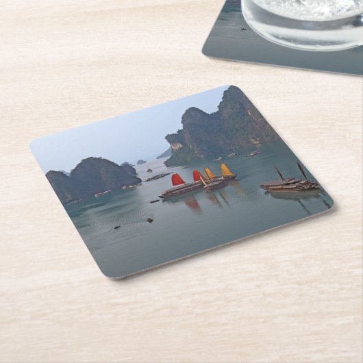 ハロン湾の帆船 – ベトナム，アジア スクエアペーパーコースター (アングル)