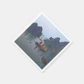 ハロン湾の帆船 – ベトナム，アジア スタンダードカクテルナプキン (角)