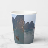 ハロン湾の帆船 – ベトナム，アジア 紙コップ (左)