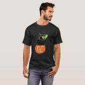 ハローのジャック・オ・ランタンに座っている怖い黒猫 Tシャツ (正面フル)