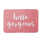 ハローゴス |コーラルピンク&ホワイトタイポグラフィ バスマット (正面)