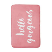 ハローゴス |コーラルピンク&ホワイトタイポグラフィ バスマット (正面縦)