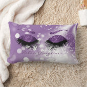ハローゴージャス – 紫のまつ毛と眉 ランバークッション (ブランケット)