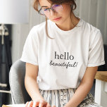 ハロービューティフル |ミニマモダンリストスタイリッシュスクリプト Tシャツ<br><div class="desc">"こんにちは美しい"カスタム引用文アートのデザインタイポグラフィのミニマコンテンポラリーリストのスタイルで手書きスクリプトの詳細とモダン。</div>
