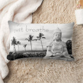 ハワイのブッダが白黒で息を吸う写真 ランバークッション (ブランケット)