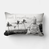 ハワイのブッダが白黒で息を吸う写真 ランバークッション (正面)
