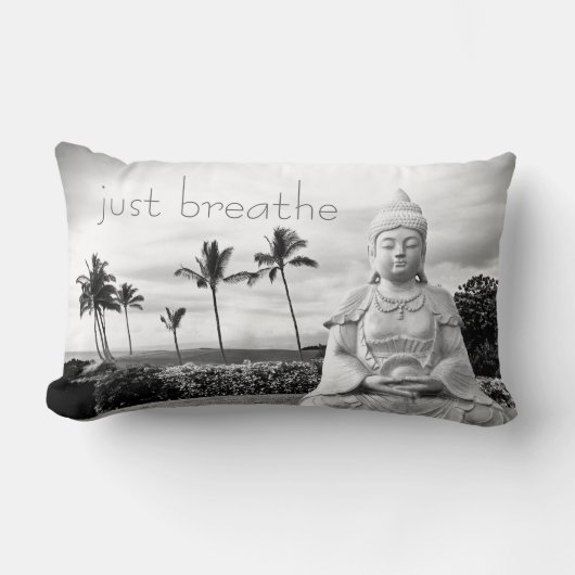 ハワイのブッダが白黒で息を吸う写真 ランバークッション (正面)