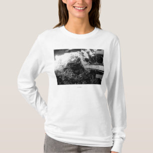 ハワイの国立公園、溶岩洞の眺め Tシャツ