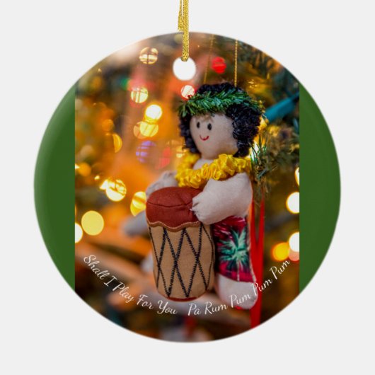 ハワイの小さいドラマーの男の子のクリスマスのオーナメント セラミックオーナメント (裏面)